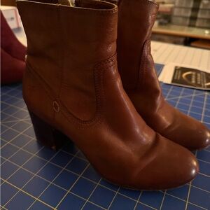 FRYE AND CO. Tan Leather Heeled Boots